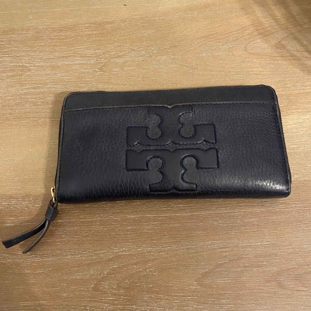 TORY BURCH MOMBE T-ZIP LEATHER NAVY BLUE WALLET